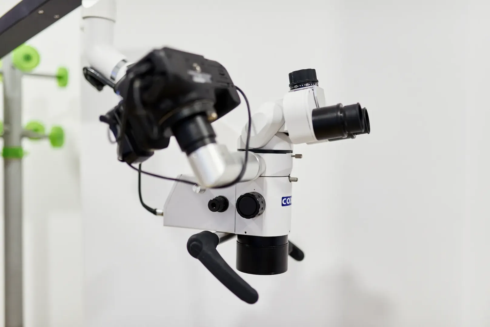 Microscop endodontic